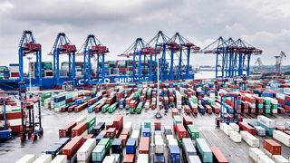 Das chinesische Unternehmen Cosco Shipping Port Limited, kurz Cspl, hat vom Bund die Genehmigung, sich an der Betriebsgesellschaft HHLA Container Terminal Tolleort GmbH (CTT) – hier im Bild – mit unter 25 Prozent zu beteiligen. Folgendes steckt dahinter ... (Bild: HHLA / Th. Rätzke)