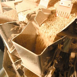 Das Müsli gelangt gleichmäßig in die Wägeschalen der Drei-Mix-Waage.