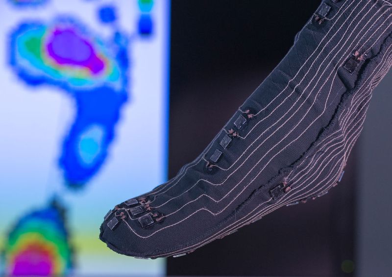 Mit neuer textilintegrierter Drucksensorik, zum Beispiel in Spezialstrümpfen für Diabetiker, lassen sich dreidimensionale Messungen durchführen. (Bild: Katrin Selsam-Geißler / Fraunhofer ISC)