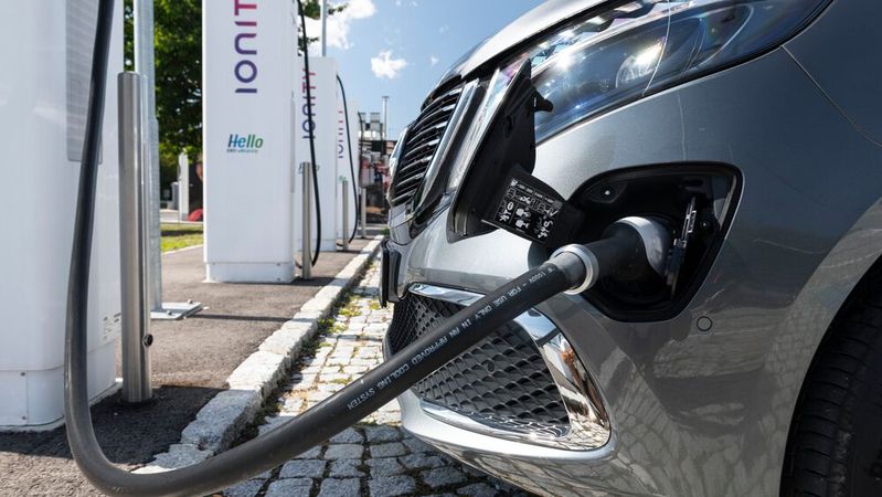 Die Bundesregierung will die Schnellladeinfrastruktur ausbauen.(Bild:  Daimler)