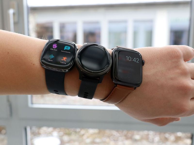 Handelsübliche Wearables in Form von Armbanduhren oder Fitnessarmbändern werden bisher vor allem im Alltag genutzt. Für medizinische Zwecke sind die Messungen allerdings zu ungenau.  (Hochschule Landshut)