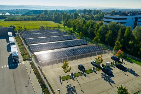 Neben Biomethan betreibt Vetter an den meisten Standorten große PV-Anlagen. Hier wurde zu Gunsten der Energieproduktion eine Parkfläche rückgebaut.(Bild:  Vetter Pharma)