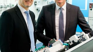 Christof Spiegel (links), Geschäftsführer bei Eaton Industries GmbH, und Wilfried Bauer (rechts), Leiter Systemintegration für digitale Lösungen, Cloud, Internet der Dinge bei T-Systems, arbeiten gemeinsam daran, dass deutsche Maschinen in Zukunft IoT ready sind. (Eaton)