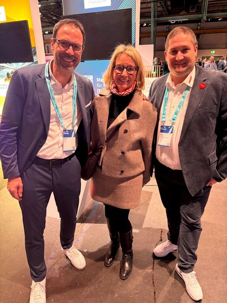 Stephanie Steen (IT-BUSINESS) mit Markus Götz (l., TIM) und Jens Born (Proact) (Bild: Vogel IT-Medien GmbH)