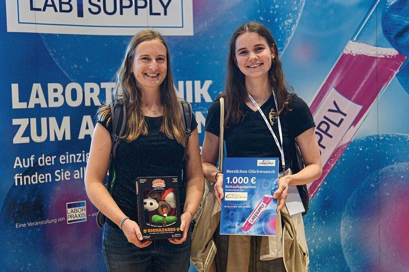 Zum Abschluss einer jeden LAB-SUPPLY wird das Gewinnspiel ausgewertet. Wer am Ende der Messe um 15:30 Uhr noch anwesend ist und mitgemacht hat, kann eine Plüschmikroben-Box gewinnen – oder (zusätzlich) den 1.000-Euro-Gutschein fürs Labor. In Dresden war der Gutschein bei der Firma Laborpilz einzulösen.    Mehr Infos zu den kommenden LAB-SUPPLY-Messen finden Sie auf www.lab-supply.info (Bild: Stefan Stark)