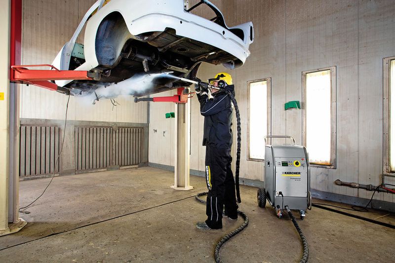 Mit dem Trockeneis-Strahlverfahren lassen sich unter anderem Öle, Fette, Klebstoffe, Bindemittel, Silikone und Lacke entfernen. (Kärcher)