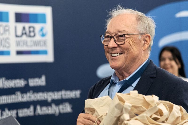 Die praktischen LAB-SUPPLY Stoffbeutel gibt es von Ludwig Springauf. Damit ausgestattet, steht dem Messerundgang nichts mehr im Weg.  Mehr Infos zu den kommenden LAB-SUPPLY-Messen finden Sie auf www.lab-supply.info (Bild: Stefan Stark)