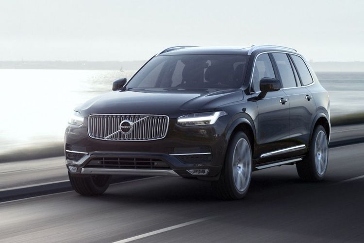 Die Karosse mit der nunmehr etwas längeren Motorhaube orientiert sich ein wenig am Audi Q7, ohne dabei allzu große Ähnlichkeiten aufkommen zu lassen. (Foto: Volvo)