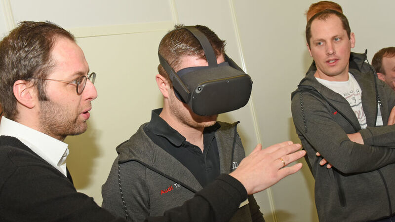 Außerdem wurde eine VR-Brille eingesetzt, um Aufgaben zu simulieren, die die jeweiligen Twin-Teams gemeinsam lösen mussten. (Audi)