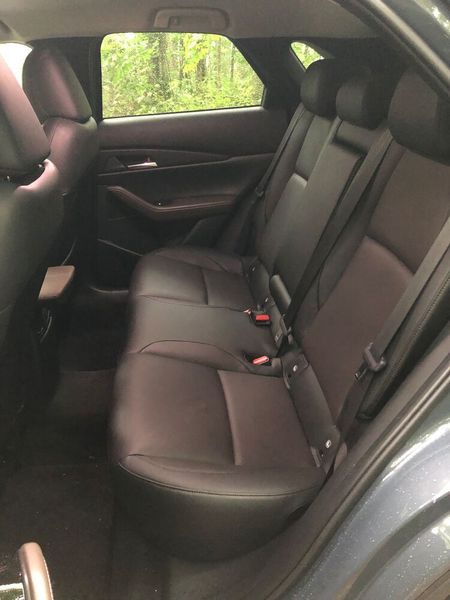 Geräumig: Auch zu viert lässt es sich mit dem kompakten SUV gut fahren. (Bild: Jens Scheiner/»Automobil Industrie«)