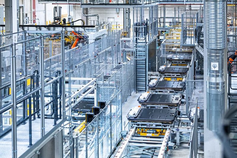 Montage der Hochvoltbatterien im BMW Group Werk Irlbach-Straßkirchen. (Bild: Armin Weigel)