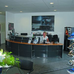 Seit Mai verfügt das K&L-Zentrum in
Garching über einen Servicebereich, in dem Kunden ihren BMW oder Mini zur Pflege bzw. zur Instandsetzung von Karosserie- und Lackschäden direkt abgeben können.