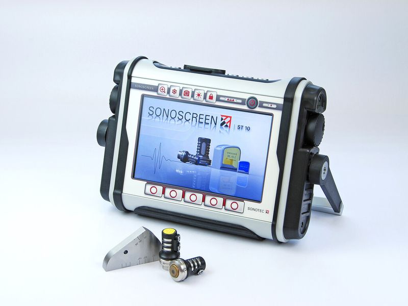 Mit großem 16:9-Display und so kompakt wie ein dicker DIN A4-Schreibblock – das A-Bildgerät Sonoscreen ST 10 von Sonotec ist auf der Composites Europe 2015 ein weiteres Higlight des Ausstellers. (Bild: Sonotec)