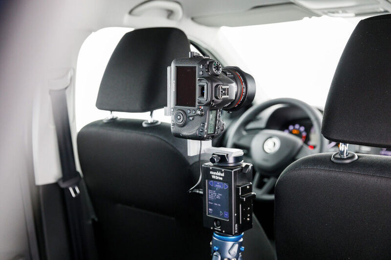 Automatisierte Innenraumfotografie: Kameras auf Stativen rotieren computergesteuert und lichten das Fahrzeuginnere ab.  (Udo Geisler)