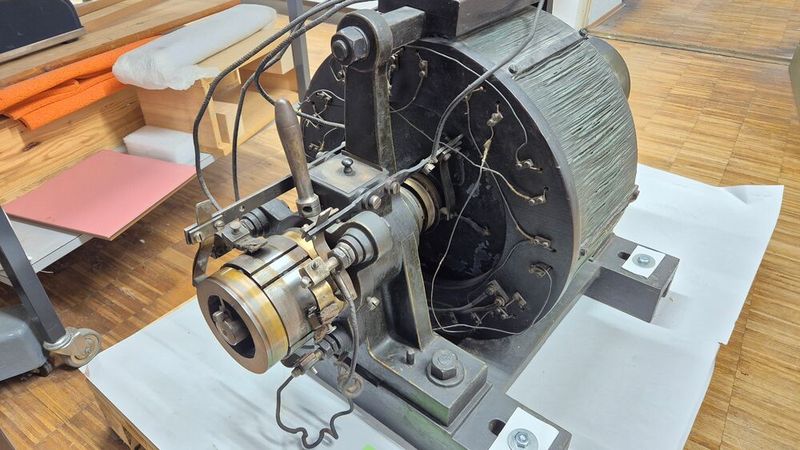 Drehstrom-Generator von Haselwander: Kommutatoransicht. (Bild: Drehstrom-Generator von Haselwander Kommutatoransicht / Benjamin Hauber / CC BY-SA / de.wikipedia.org)