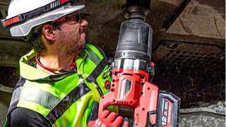 Die Bauform mit D-Handgriff bietet Vorteile bei der Arbeit mit hohen Drehmomenten. (Milwaukee)