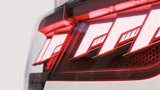 Eine nur wenige Mikrometer große Optik kann sämtliche Schlusslichtfunktionen einer Heckleuchte abbilden. (Bild: Hella)