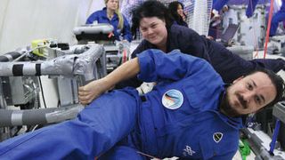 Claudia Koch und Florian Kohn im Parabelflugzeug. (Universität Hohenheim)