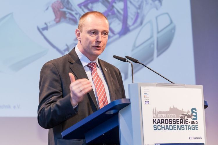 ZKF-Präsident Peter Börner war kurzfristig für einen verhinderten Referenten eingesprungen: Er ging der Frage nach,welche Werkstoffe in den Autos verbaut werden und was sie für die Reparatur bedeuten. (Foto: Bausewein)