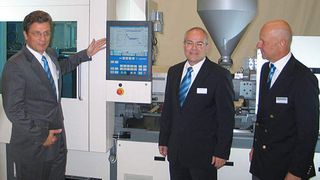 Präsentation der neuen elektrischen Kniehebel-Spritzgießmaschine von Krauss-Maffei (v.l.): Dr. Dietmar Straub (CEO), Dr. Karlheinz Bourdon (Geschäftsführer) und Dr. Otto Urbanek (Technik-Chef). (Archiv: Vogel Business Media)