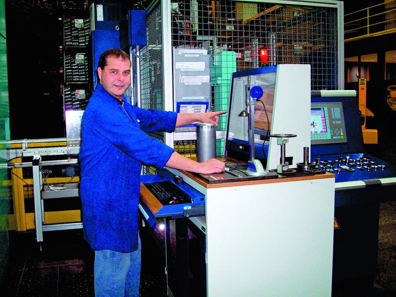 Maschinenführer Werner Kölzer demonstriert, wie die PC-unterstützte Werker-Selbstprüfung der Teile funktioniert. (Archiv: Vogel Business Media)