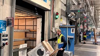 Im Warenausgang bei Hermes ist die Funktionsweise von Weassist ebenso einfach wie wirkungsvoll: Statt lautstark nach Hilfe zu rufen, können Mitarbeitende per Knopfdruck ein Signal auslösen.  (Bild: Werma)