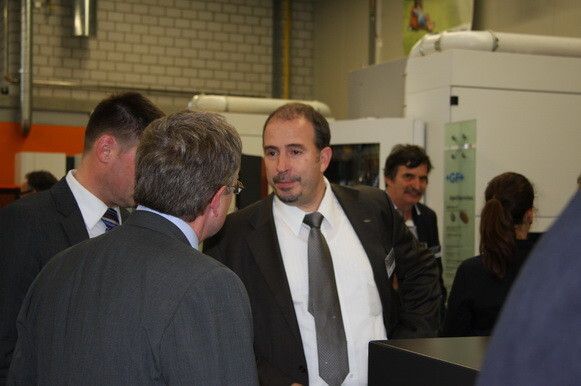 Rege Diskussionen während der Eröffnungsfeier zwischen Fachleuten der GF Agie Charmilles und Besuchern. (Bilder: Böhm)