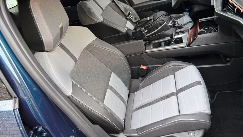 Die Vordersitze geben sehr guten Seitenhalt. (Bild: Rehberg / VCG)