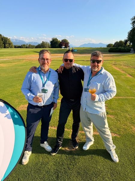 (v. l.) Till Schwitalla (ARKTIS), Christian Berndt (TD SYNNEX) und Christopher Krämer (ARKTIS) haben am Abend keinen Pokal erspielt, aber dennoch genießen sie das Leben.    (Bild: Vogel IT-Medien)