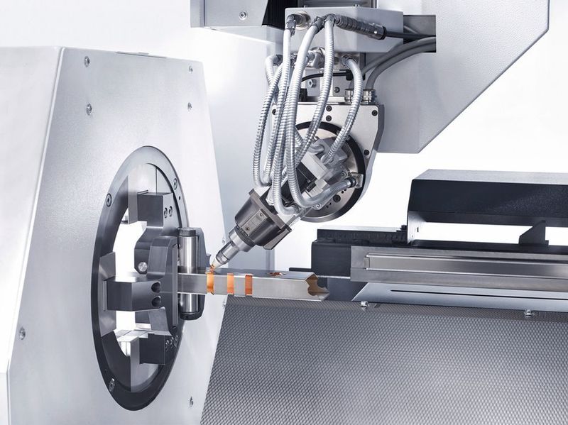 In einem Winkel bis 45° zur Senkrechten kann die Lasreschneidmaschine TruLaser Tube 7000 fiber Rohre und Profile schneiden.  (Trumpf)