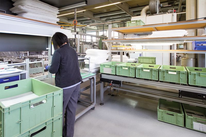 Nicht nur beim Kommissionieren, bei allen Wiederholarbeiten sind eine ergonomische Arbeitshaltung und das Vermeiden von einseitigen Belastungen wichtig (Qualitätsprüfplatz an der Reinigungsstation bei den Wüsthof Dreizackwerken). (Bild: F&K)