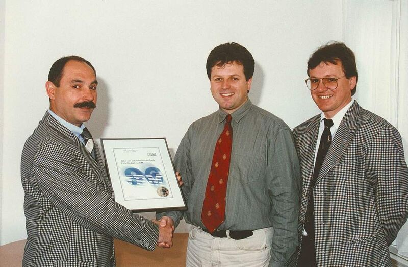 Übergabe des ersten IBM-Partnerschaftszertifikats an Ernest Friedwagner (Mitte) und Siegfried Milly (rechts) (Archiv: Vogel Business Media)