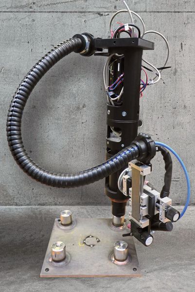 Geschützt vor Verschleiß: Das Stromkabel für den Schweißkopf und der Schlauch für den Schweißdraht sind in einer Triflex R E-Kette aus Hochleistungskunststoff fixiert. (Bild: Igus)