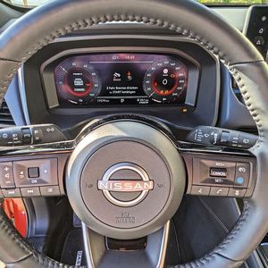 Zum Glück sind asiatische Autobauer beim Bedienungskonzept eher konservativ unterwegs. Heißt: Für vieles bzw. alles gibt es noch richtige Knöpfe und Schalter und man muss nicht im 25. Untermenü die gewünschte Funktion mithilfe des Zentralbildschirms suchen. So auch beim Nissan Qashqai. Einzige Ausnahme ist die Sitz-Massagefunktion, die man über besagten „Zentralrechner“ steuert – aber das sei verziehen. Nicht ganz so gut ist die Anzahl und Größe von Ablagen und Fächern: Hier ginge mehr und größer.(Bild:  Dominsky – VCG)