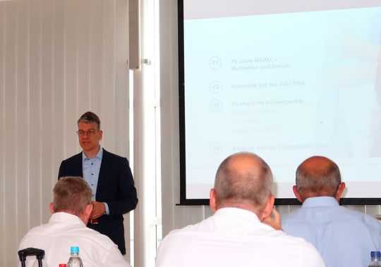 Dr. Jochen Kress, Geschäftsführender Direktor der Mapal-Gruppe, am 3. Juli 2025 beim Blick auf das vergangene Geschäftsjahr und auf die Zukunft: „Wir gehen von einem weiteren Rückgang im laufenden Jahr aus, stellen aber gleichzeitig die Weichen für zukünftigen Erfolg!“(Bild:  P. Königsreuther)