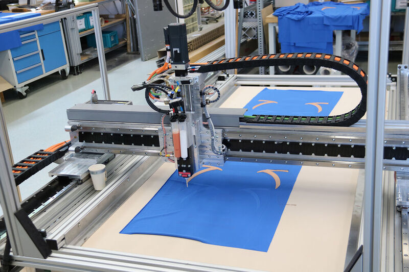 Mit dem 3D-Drucktisch für die serielle Textilproduktion können verschiedene Applikationen wie partielle Verstärkungen, Design- oder Funktionselemente auftragen werden.