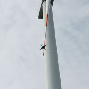 Durch die stabile Fluglage der Drohne lassen sich Rotorblätter aus der Nähe inspizieren.