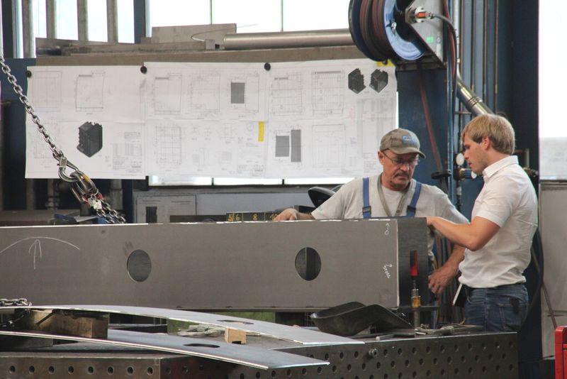 Herr Mahr (rechts) Projektleiter und Herr Ehrenberger Stahlbauschlosser besprechen ein Projekt. (Bild: Sonnenberg)