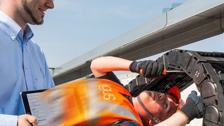 Den Monteur quasi im Tablet dabei: der neue Kostenrechner für die Montage von Energieketten und Leitungen. (Bild: Igus)