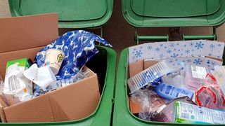 Studenten des Karlsruher KIT zeigen, wie Kunststoffe aus Haushaltsabfall zu wiederverwendbaren Transportkisten werden. (KIT)