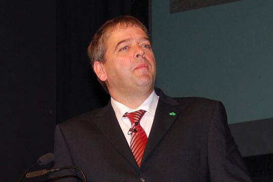 ...mit Unterstützung von Technik-Pressesprecher Dirk Breuer, der die Anwesenden über die Hybridstrategie des japanischen Autobauers informierte. (Archiv: Vogel Business Media)