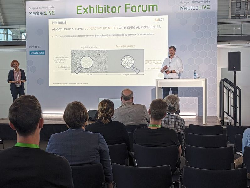 Dr. Eva Brouwer, Business Development, und Dr.-Ing. Alexander Kuball, COO Amorphous Metal Solutions, von Heraeus Amloy hielten am ersten Messetag einen Vortrag zu „Amorphe Metalle – Herausforderungen meistern im Medtech-Markt“. (Bild: Breunig – VCG)