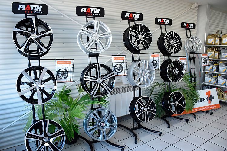 Die Zubehörpräsentation macht Kauflaune. Die Marke Platin gehört zu Reifen 1 plus, dem Marketingkonzept von Interpneu. (Rosenow)