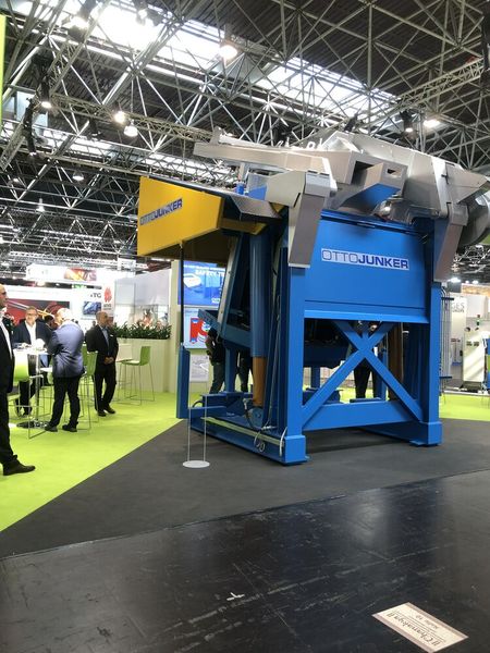 Der Ofenspezialist Otto Junker hat auf der Thermoprocess CO2-frei produzierende induktive Schmelzanlagen als Ersatz für Kupolöfen und gasbeheizte Öfen vorgestellt. (Bild: Vogel Communications Group/Juliana Pfeiffer)