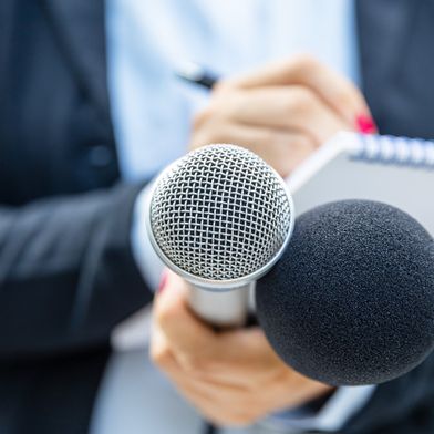 In diesem ungewöhnlichen Interview steht neben Senior-Konstrukteur Thomas Schmiegelt auch sein KI-Agent Claude Code Rede und Antwort. (Bild: © Mihajlo Maricic – stock.adobe.com)