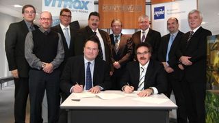 Nick Webster, Vice President Europe bei Huntsman (links sitzend), und Hans-Günter Bayer, Geschäftsführer der Frimo Group (rechts sitzend), bei der Vertragsunterzeichnung. Im Rahmen der Kooperation wurde nun eine Schäumanlage bei Huntsman Polyurethanes aufgestellt. (Bild: Frimo)