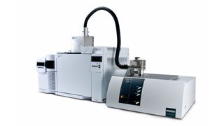 Abb 1: Thermowaage TG 209 F1 Iris mit beheizter Transferleitung zur JAS-Ventilbox auf dem Agilent GC-MS.  (Bild: Netzsch)