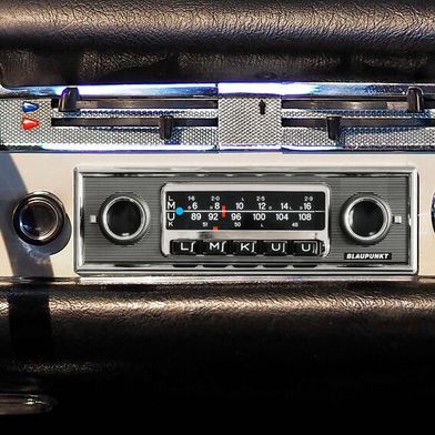 Von Blaupunkt gibt es für das Retro-Radio „Frankfurt Stereo“ jetzt eine neue Blende im Mercedes-Benz-Look.  (Bild: Blaupunkt)