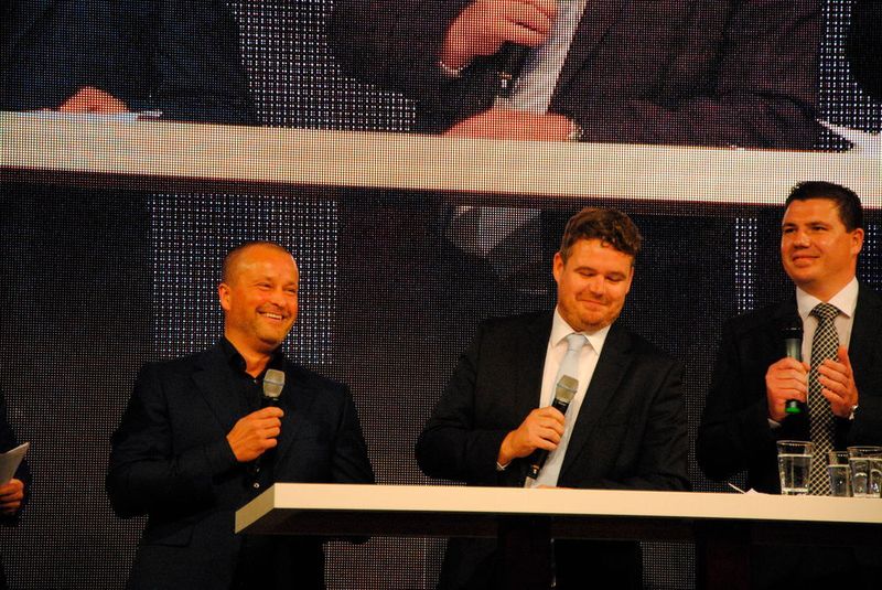 Begrüßten die Gäste und führten durch den Abend: (v.li.) Torsten Schenker, Geschäftsleiter des Porsche-Zentrums Chemnitz sowie Thilo und Tobias Kamps, Geschäftsführer der Kamps-Gruppe. (Uhl/»kfz-betrieb«)