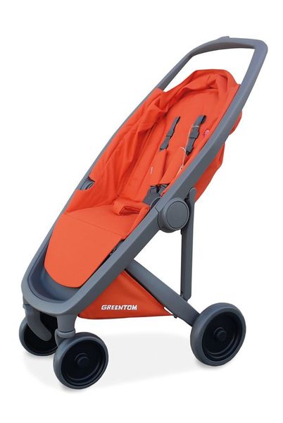 In Geleen in den Niederlanden produziert QCP aus aufbereiteten Kunststoffabfällen Compounds in verschiedenen Farben, die bereits für hochwertige Produkte wie robuste Mehrwegkisten und den im Bild zu sehenden Kinderwagen genutzt werden. (QCP)